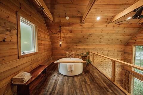 Barn at Edenwood+Spa Loft Tub+Luxe Couples Getaway
