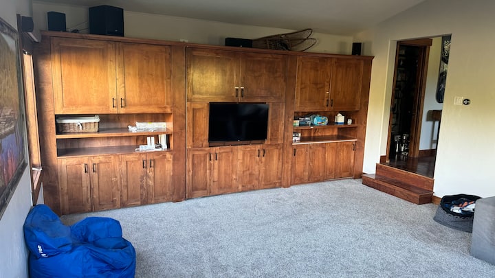 电视房，配有游戏和隐蔽的墨菲床。 我们有一张儿童游乐桌和椅子，可供小孩玩耍！