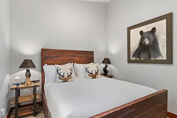 卧室较小-没有套内卫生间，但大厅上方有漂亮（最新的）全功能淋浴间） 