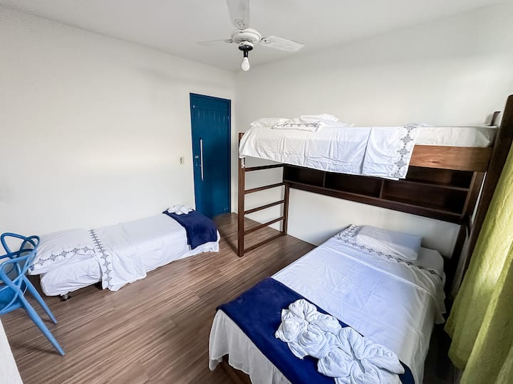 Triliche dhe krevat ndihmës dopio, jastëkë dhe mbulesa mbrojtëse, dollap shumëfunksional ( tavolinë pune), shtroja poliesteri të lëmuara dhe shumëngjyrëshe dhe një vend pune që strehon dy persona.