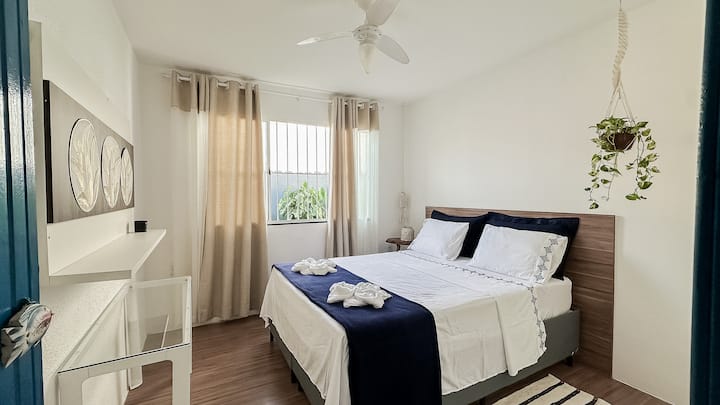 Suitë me krevat dopio Queem,  me dyshek hoteli, jastëkë dhe mbulesa mbrojtëse,  dollap, shtroja poliesteri të lëmuara dhe shumëngjyrëshe, hekur, derë qirinjsh, shkelës, varëse rrobash, bimë