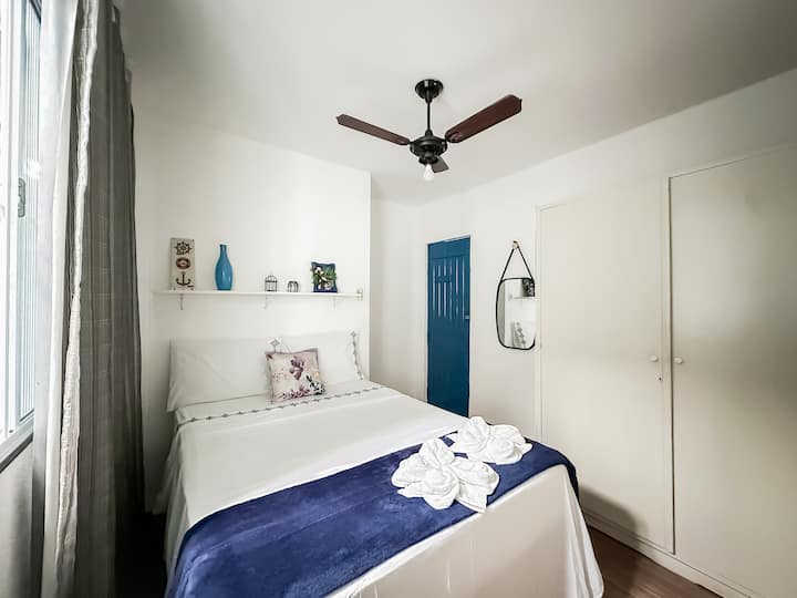 Krevat dopio standard me dyshek hoteli, jastëkë dhe mbulesa mbrojtëse me gardërobë, shtroja poliesteri të lëmuar dhe shumëngjyrëshe.