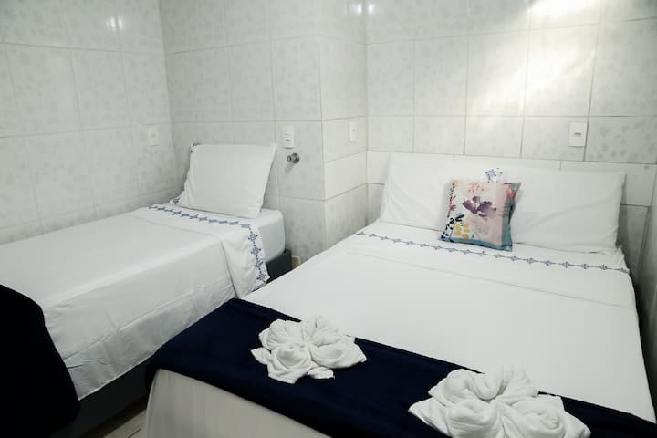 Dhomë me 1 krevat dopio dhe 1 krevat tek,  me dyshek hoteli, jastëkë dhe mbulesa mbrojtëse, shtroja poliesteri të lëmuara dhe shumëngjyrëshe, dërrasë hekurosjeje dhe pistë vrapimi për t 'u çlodhur.