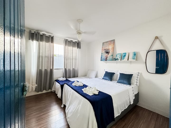 Krevat dopio standard me dyshek hoteli dhe jastëkë për një krevat tek dhe mbulesa mbrojtëse me dollap, shtroja poliesteri të lëmuar dhe shumëngjyrëshe.