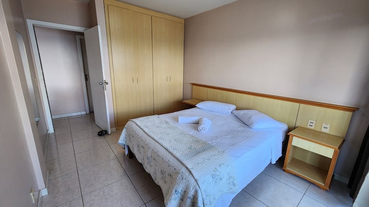 Izba s manželskou posteľou, samostatným balkónom a výhľadom na more.