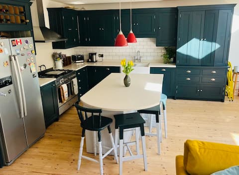 Beautiful, sociable open plan house 5 mins to sea