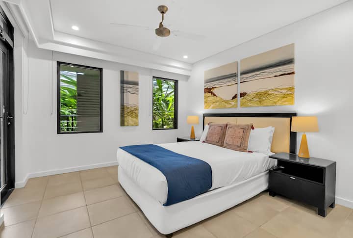 ห้องนอนที่ 2 มีเตียงควีนไซส์และตกแต่งด้วยโทนสีที่นุ่มนวลและสงบ