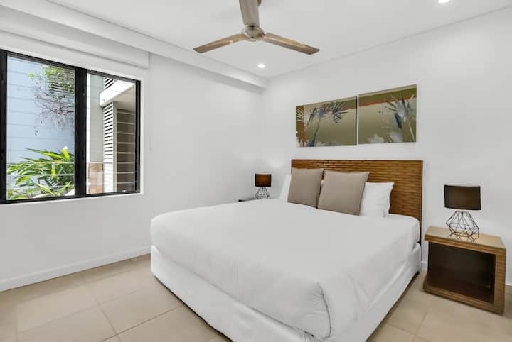 ห้องนอนที่สามมีเตียงคิงไซส์ เหมาะสำหรับการพักผ่อนในยามค่ำคืนหลังจากเที่ยวในเขตร้อนมาหลายวัน