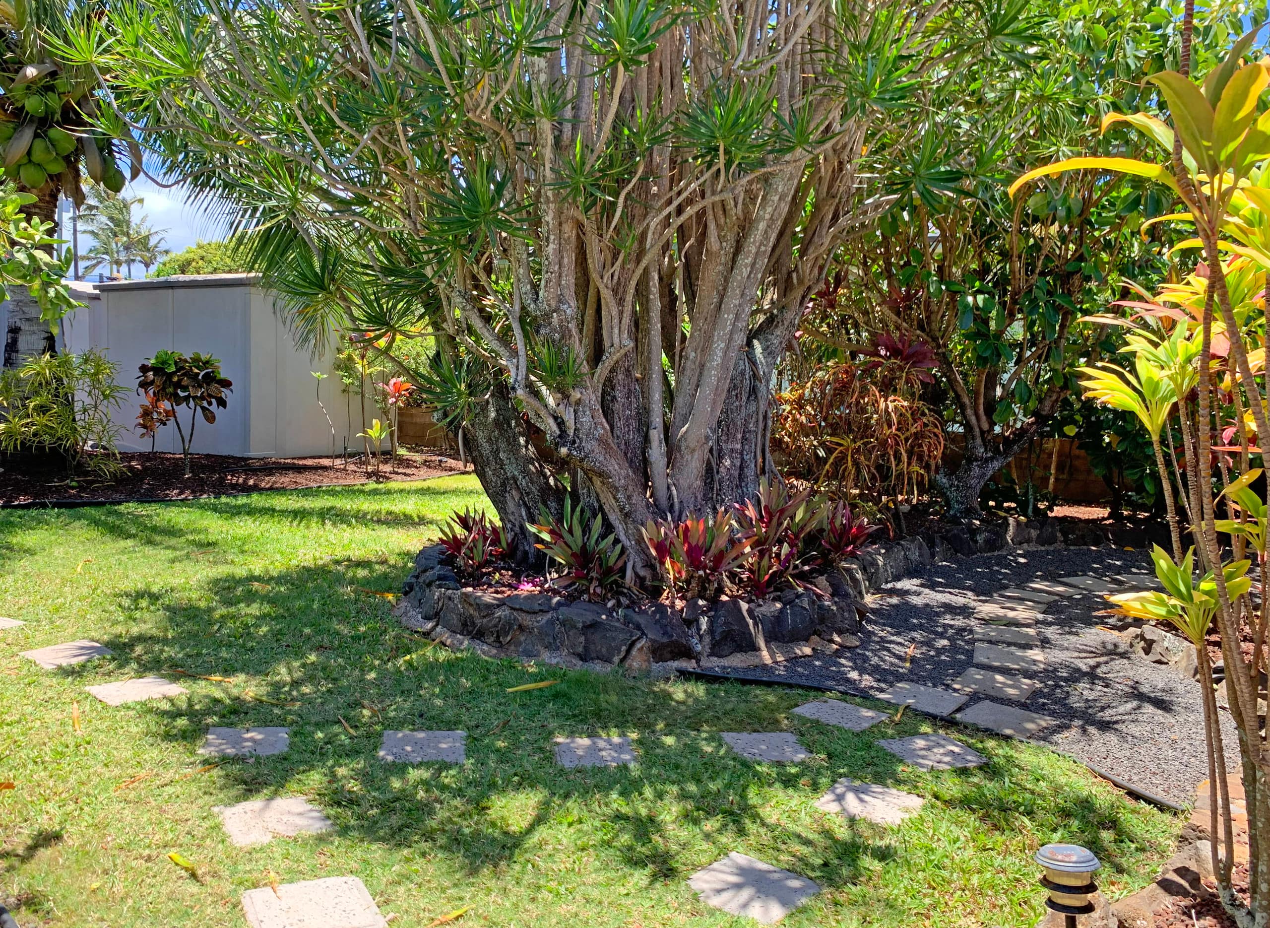 Walk to small beach, charming cottage - Image 20