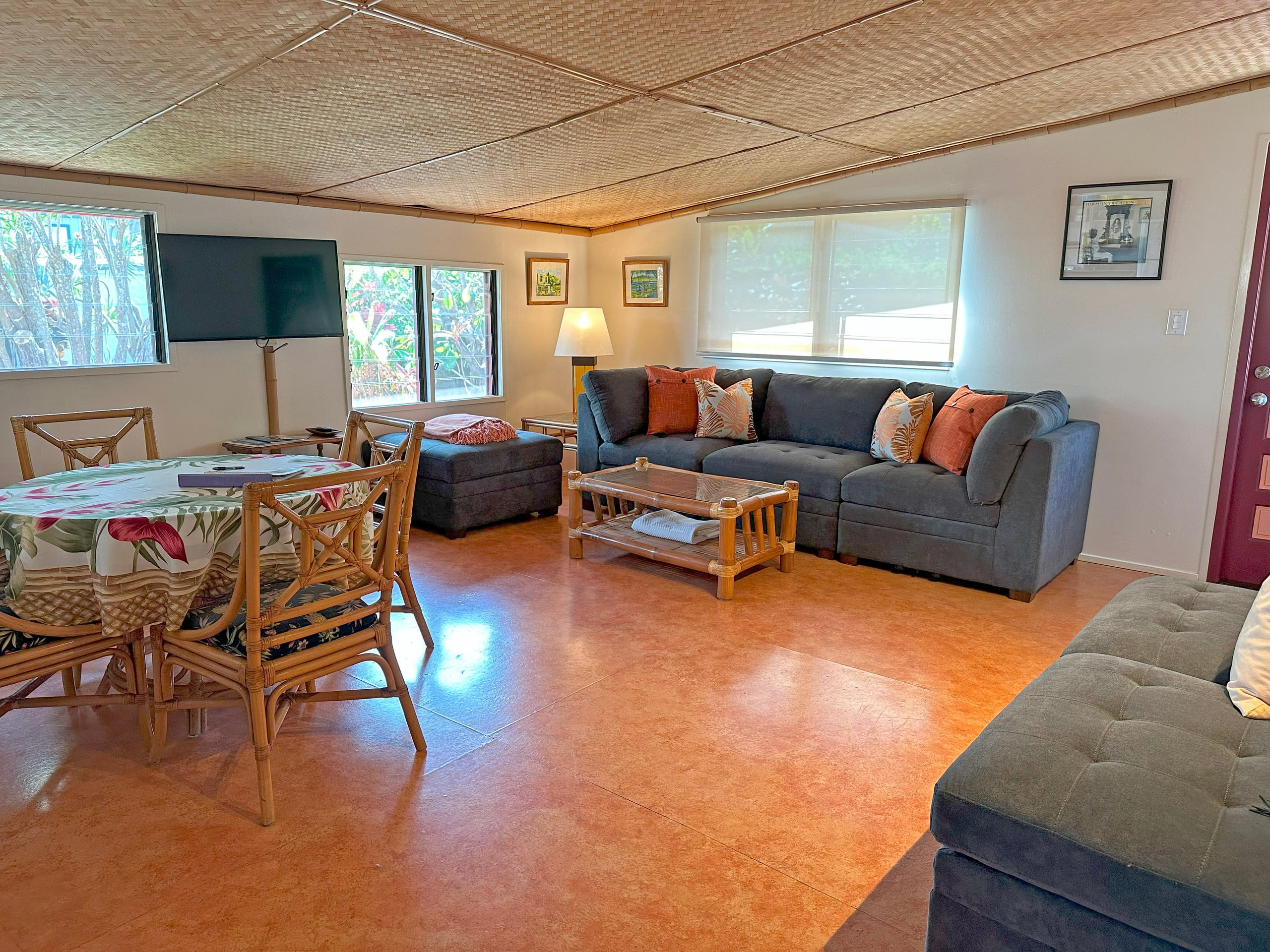 Walk to small beach, charming cottage - Image 8