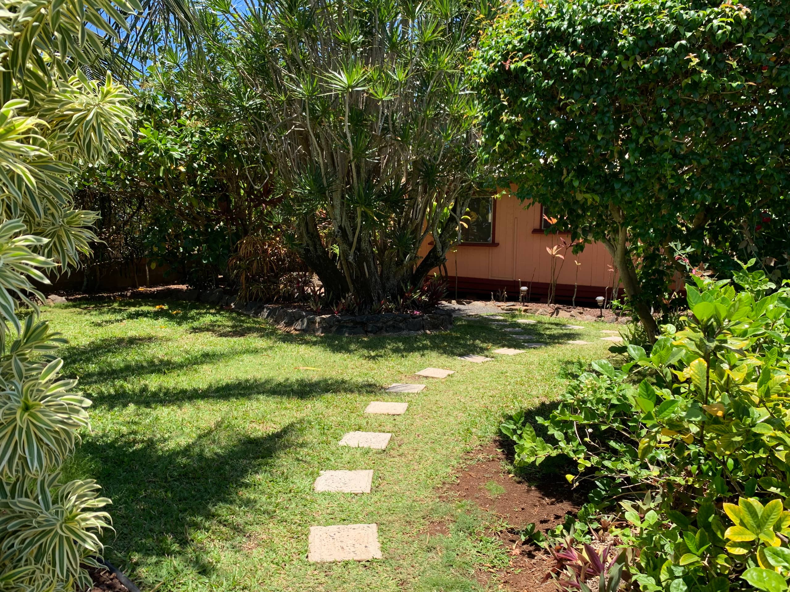 Walk to small beach, charming cottage - Image 2