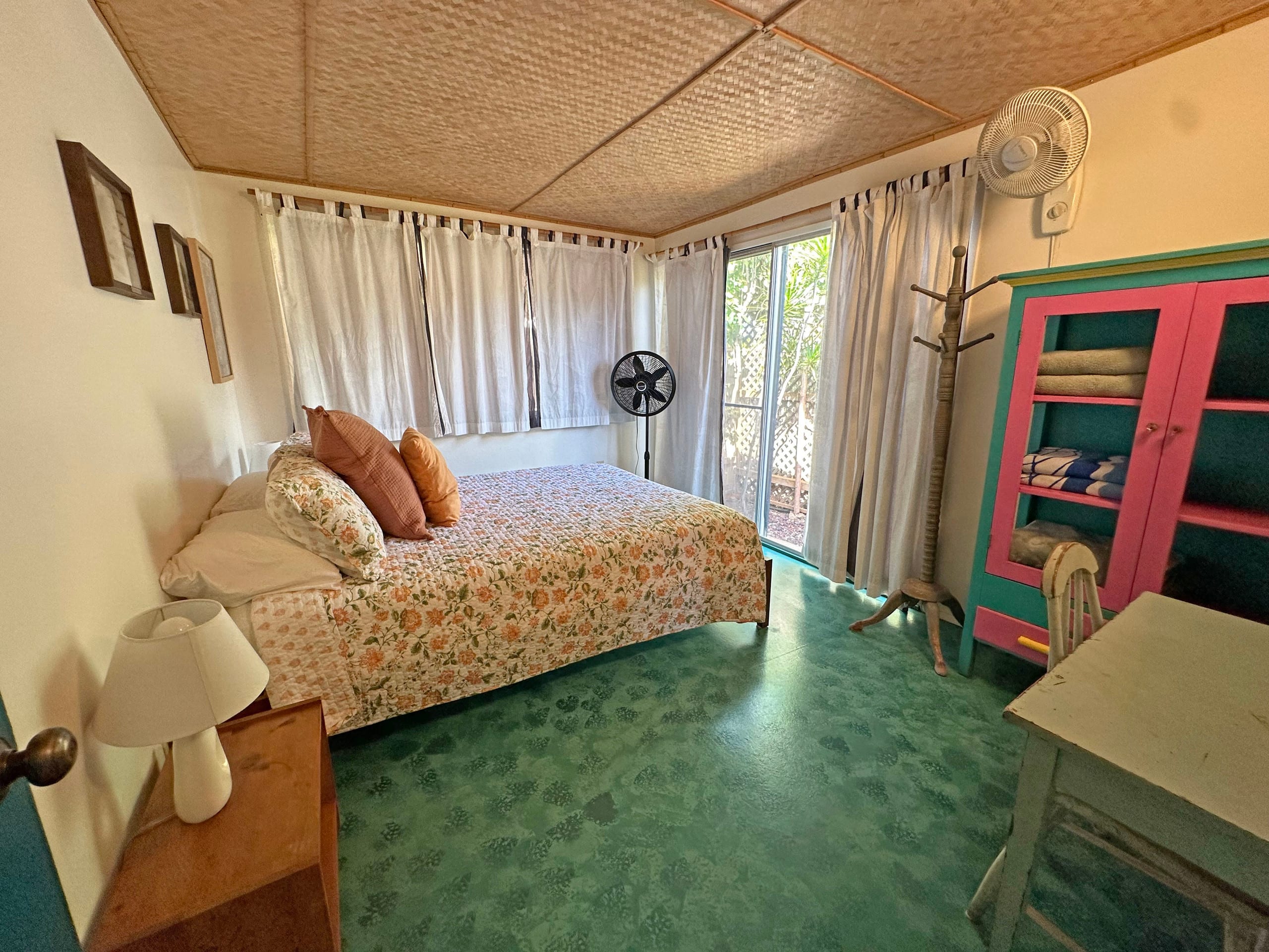 Walk to small beach, charming cottage - Image 14