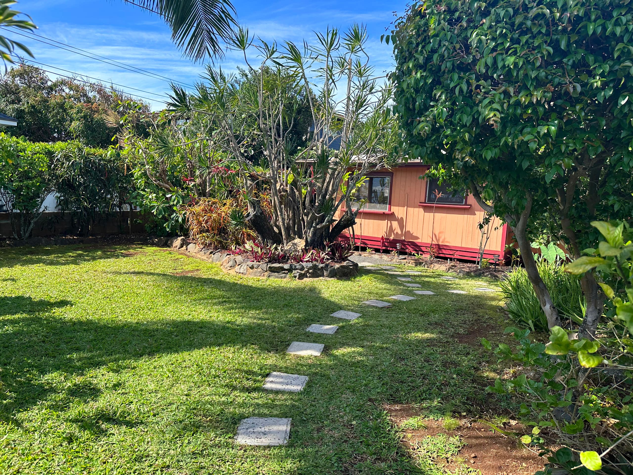 Walk to small beach, charming cottage - Image 1