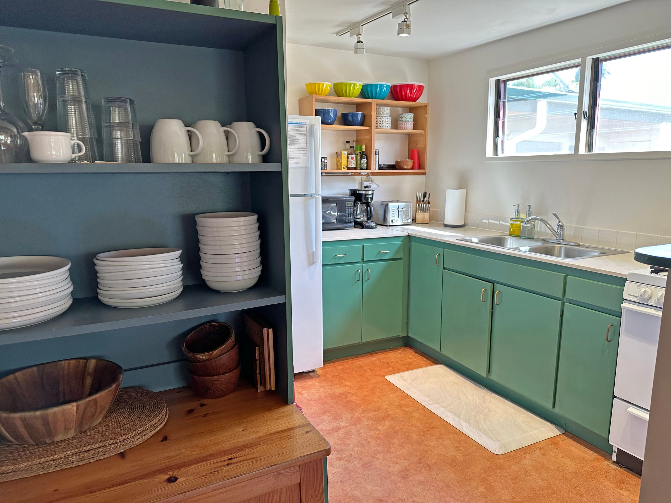 Walk to small beach, charming cottage - Image 11