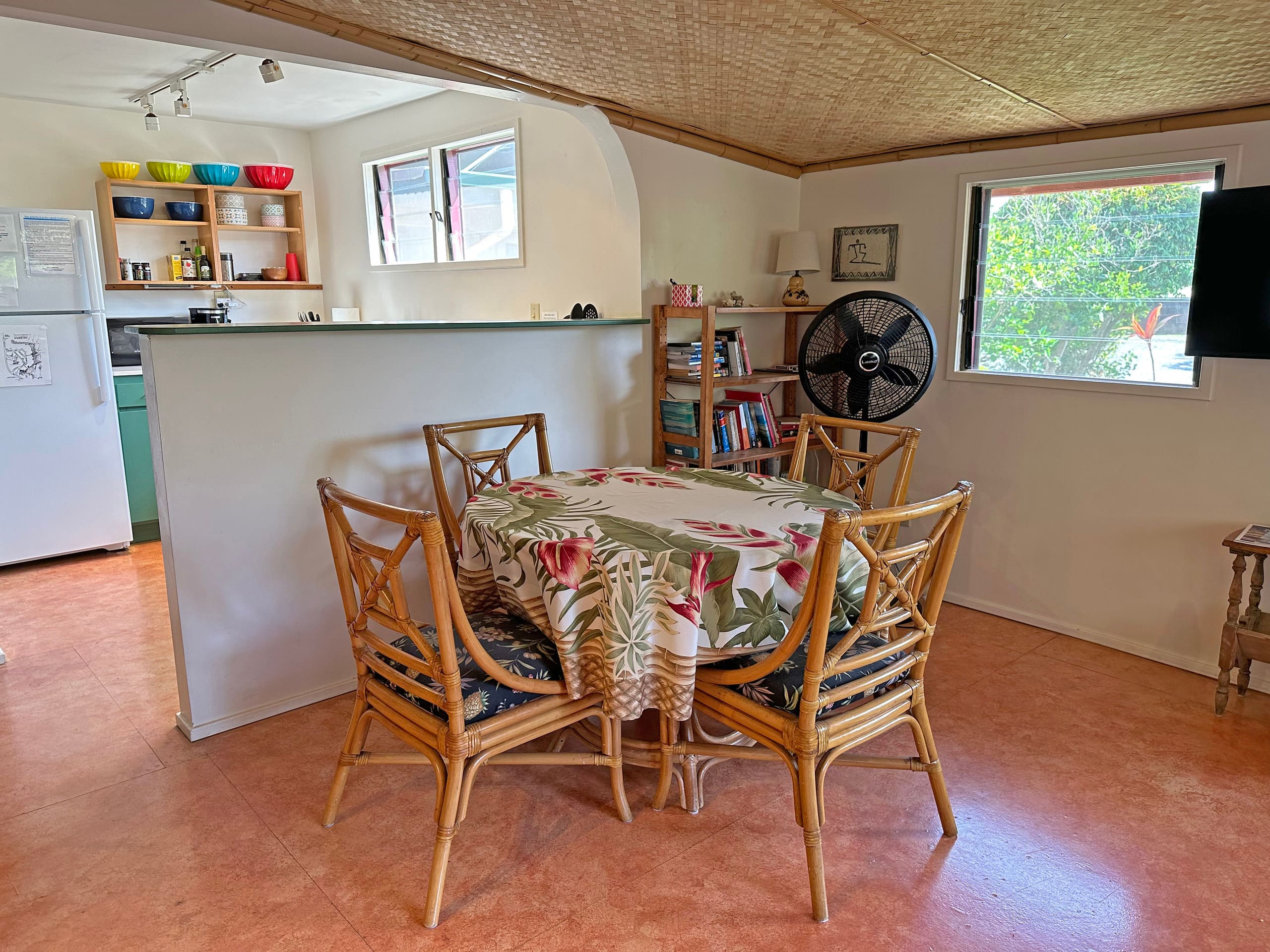 Walk to small beach, charming cottage - Image 9