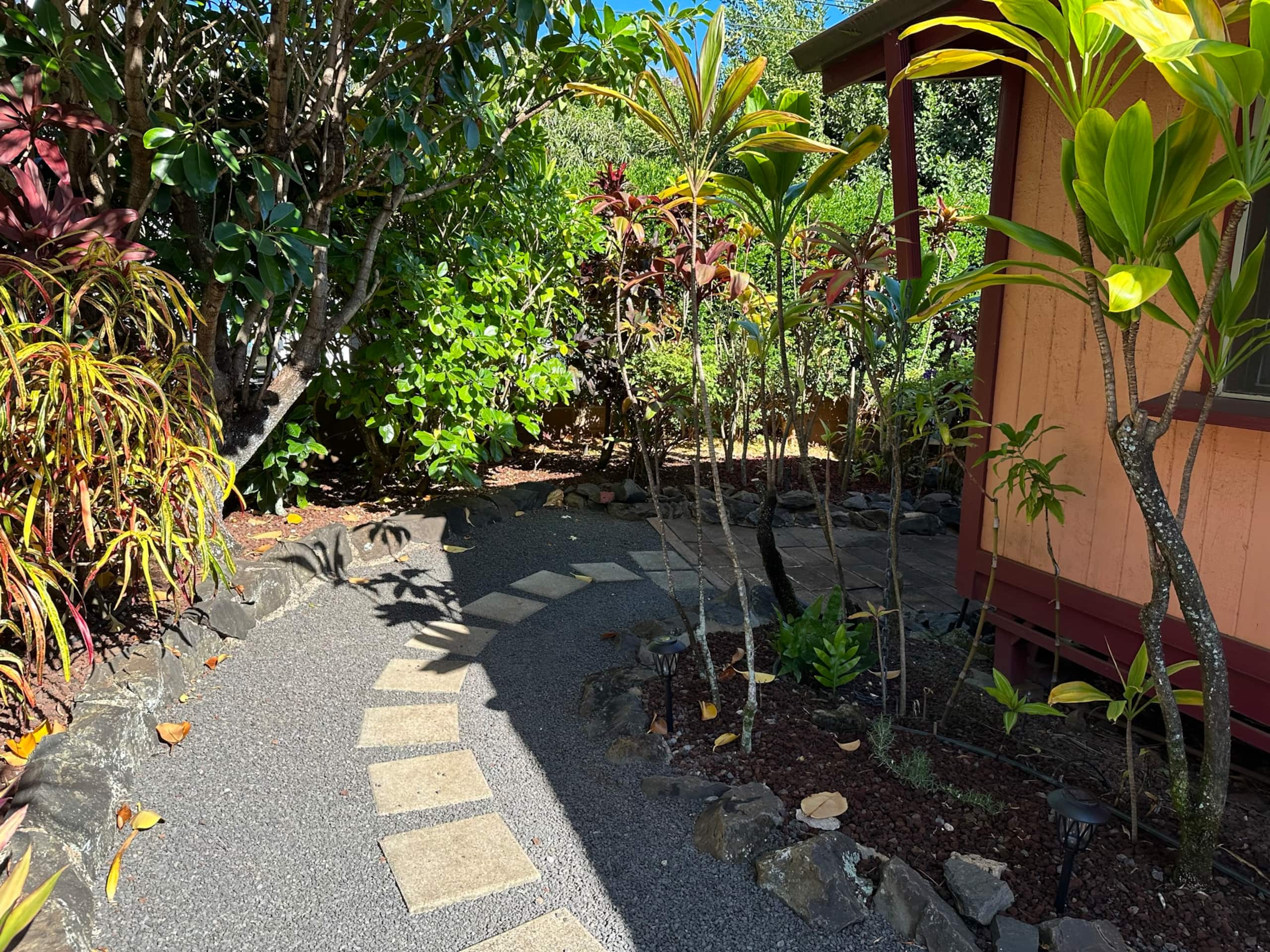 Walk to small beach, charming cottage - Image 15
