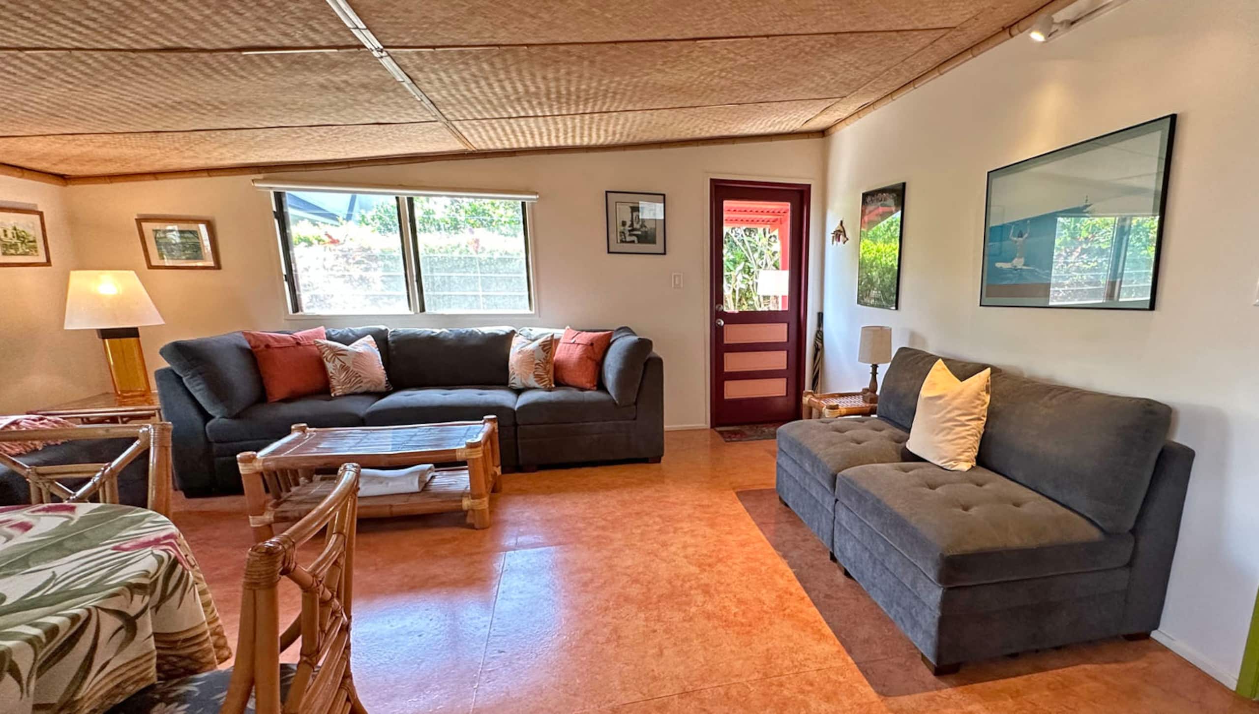 Walk to small beach, charming cottage - Image 7