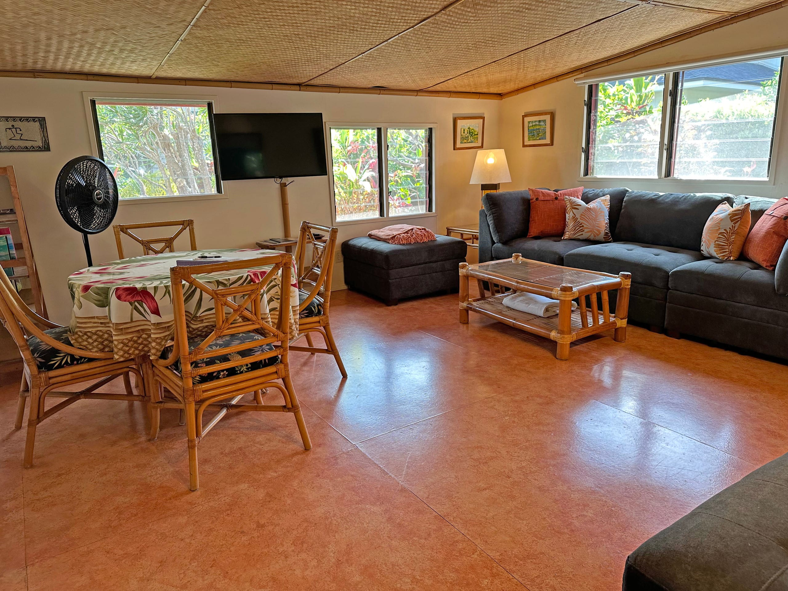 Walk to small beach, charming cottage - Image 6