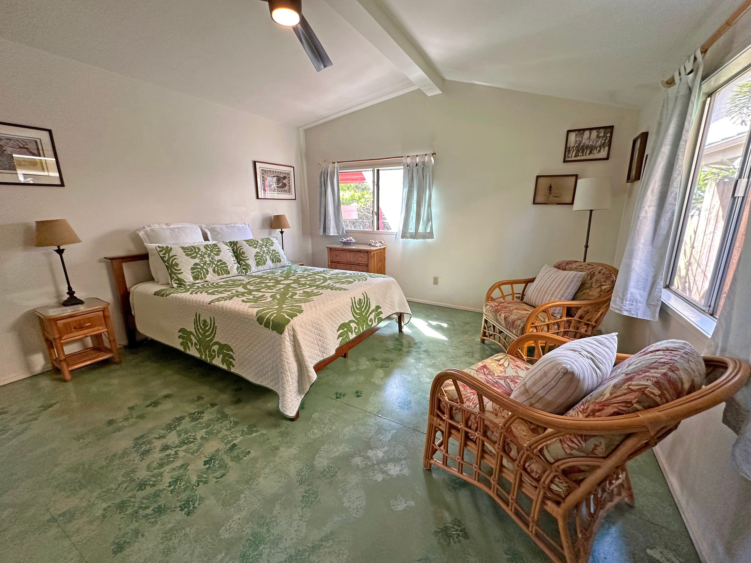 Walk to small beach, charming cottage - Image 12