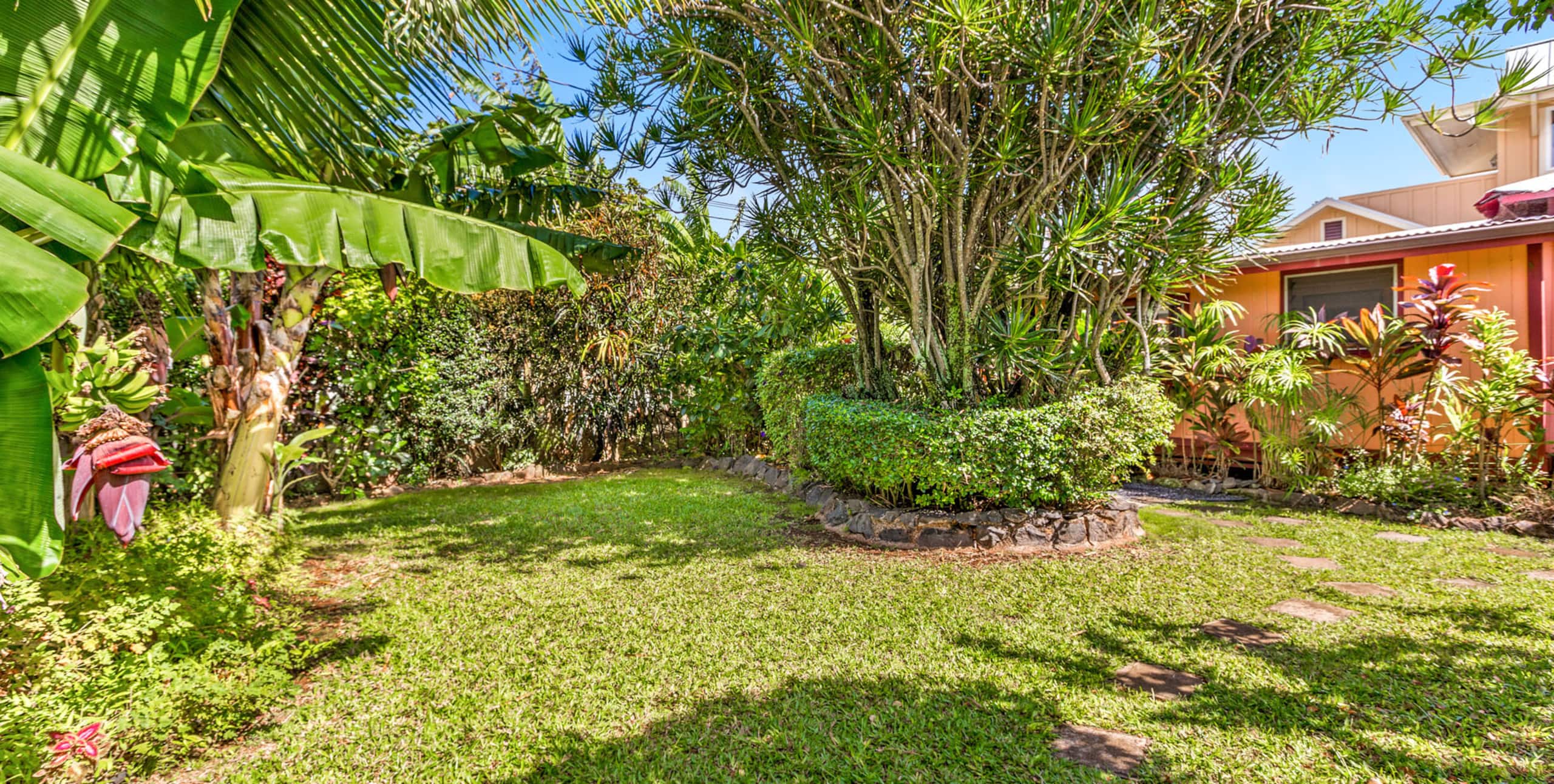 Walk to small beach, charming cottage - Image 19
