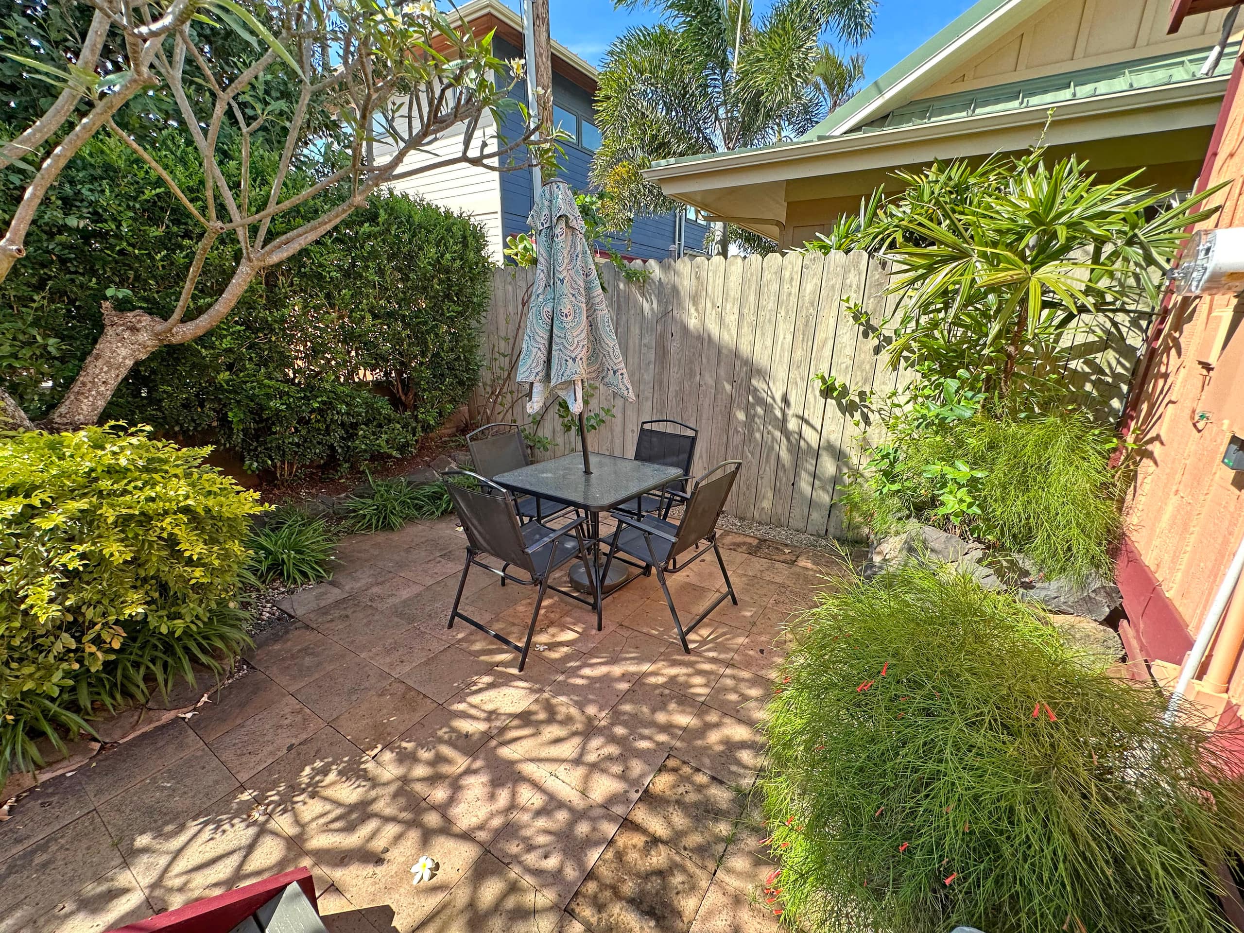 Walk to small beach, charming cottage - Image 4