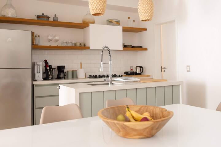 Modern Luxury Apartment Steps from the Beach gallery image 5