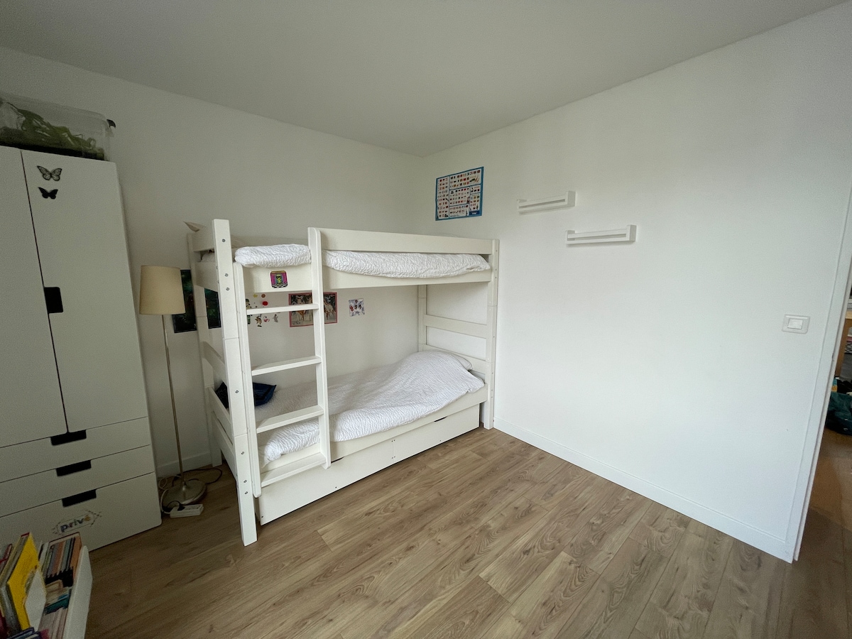 Двата кревета на спрат се широки 90 см x 190 см.