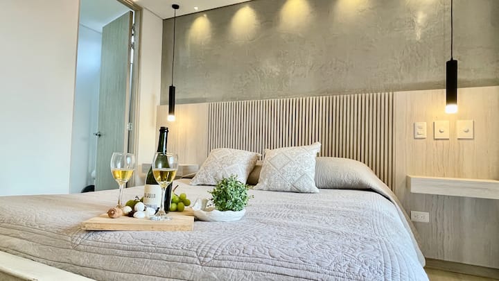 الراحة الساخنة: اضبط درجة الحرارة المثالية مع التحكم الفردي في المناخ، مما يضمن راحتك خلال أي موسم في هذا المكان الجميل في ميديلين.