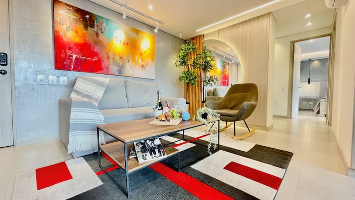 غرفة معيشة أنيقة مزينة بأثاث فاخر وديكور أنيق، وتوفر بيئة راقية للاسترخاء.