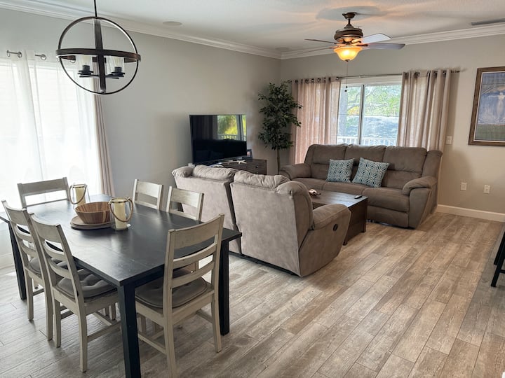 Triple Bonus! 3bd/ 3bth/ 
3 Min To Beach & More - Indian Rocks Beach, FL