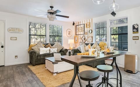 Top Airbnb: Enchanted Bee in North Texas Lakes