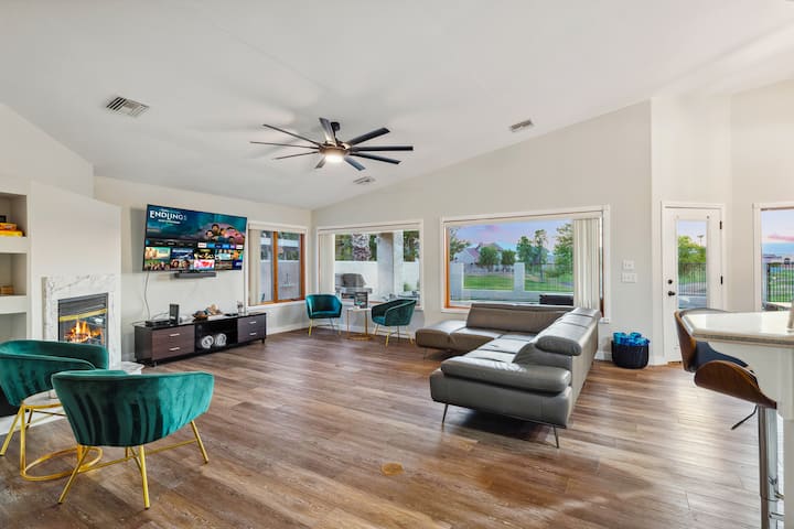 Epic Mid-century | Sleeps 12 | Pool | Views - Laughlin, NV