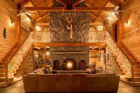 Stunning Cabin 175 Private Acres w/Mountain Views