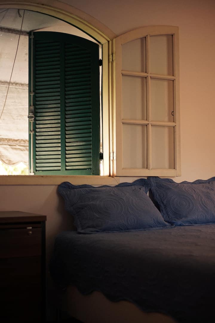 Chumba hiki si chumba hasa, kwani hakina kuta zinazotenganisha na njia ya kwenda kwenye roshani (airbnb ni ya aina chache).

Kitanda aina ya Queen, kitanda cha sofa, dawati la kazi.