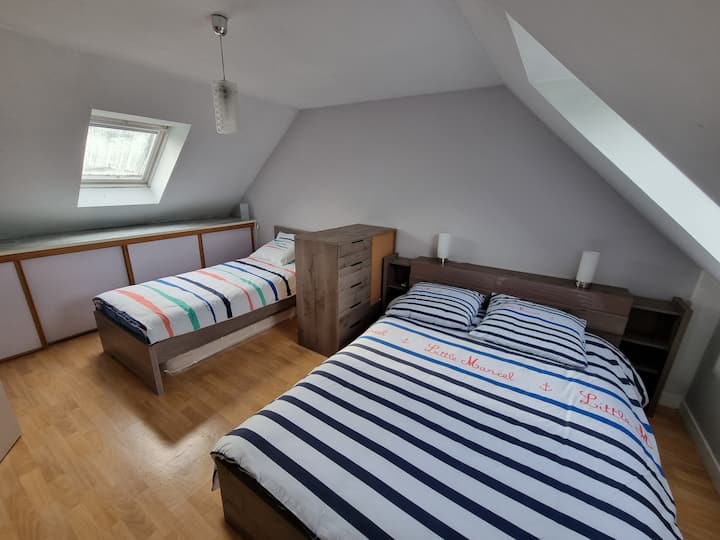 1 брачен кревет (широк 140 X 200) и 1 единечен кревет 90 x 200