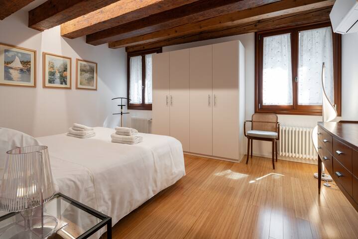 The Painter’s House – Canal View- Rialto gallery image 3