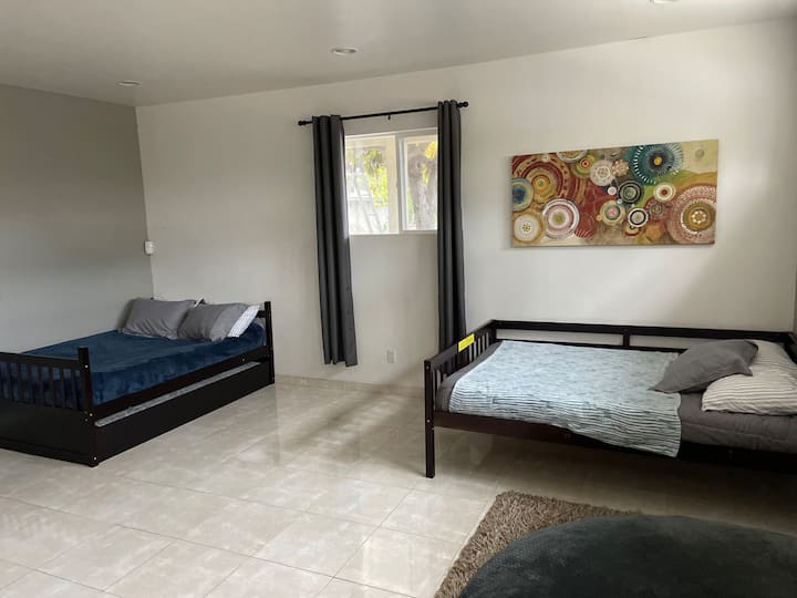 Dhoma e gjumit# 3-Dy krevate të plotë/ plot me trungje dhe lavanderi. Në dhomat e gjumit ka ngrohëse ambientesh.
Ndodhet në katin e parë.