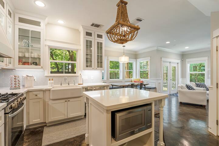 Downtown Gem Good for Big Group Close to ACL gallery image 3