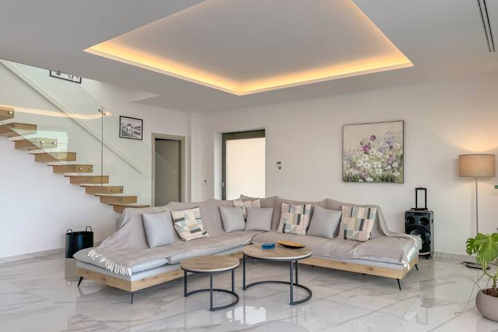 Minimal 4Br Villa with Seaview, Near the Beach gallery image 3