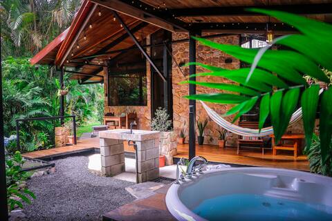 Green Hidden  Cabin with Private Tina.