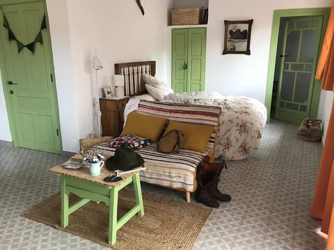 Top Airbnb: Bioclimatic studio with patio in a beautiful village in Cáceres