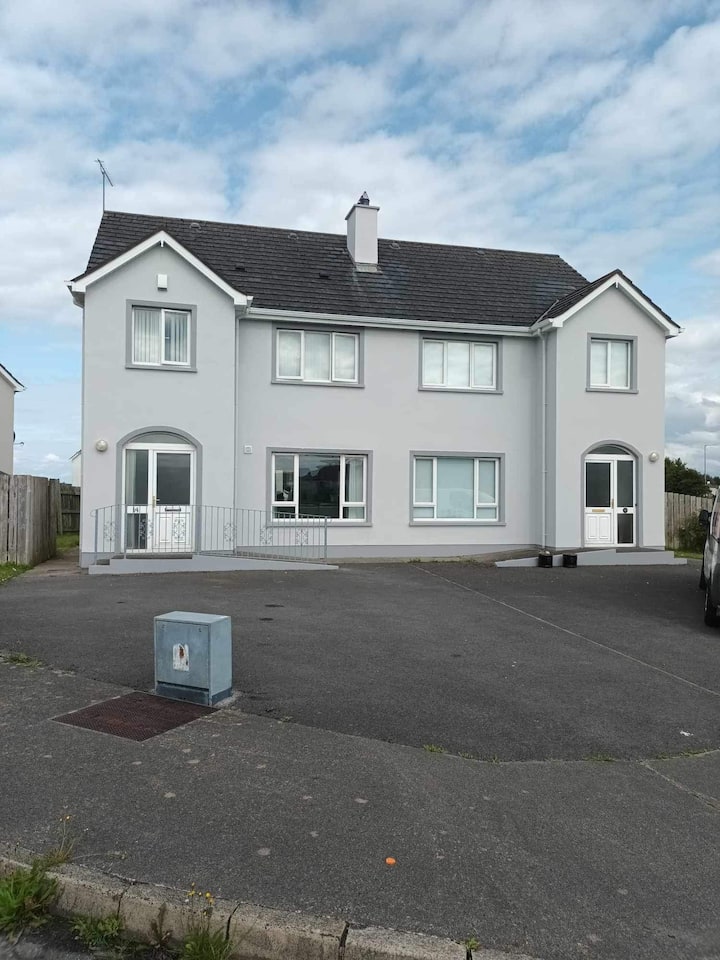 Bundoran Seaside Stays-500m to town, 900m to beach