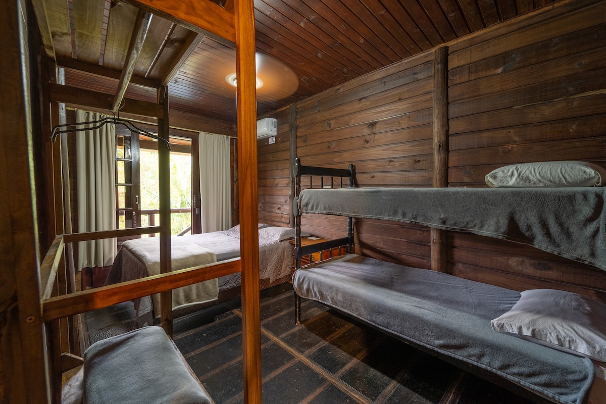 Стая 02. двойно легло, двуетажно легло, закачалка, 
студен климатик и вентилатор. 