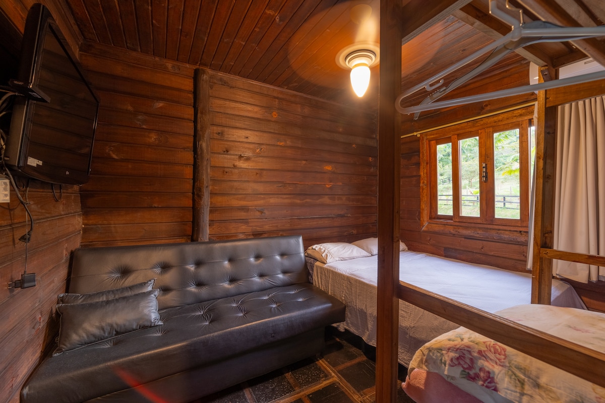 Спалня 03. двойно легло, разтегателен диван, скрин, 
студен климатик и вентилатор. 