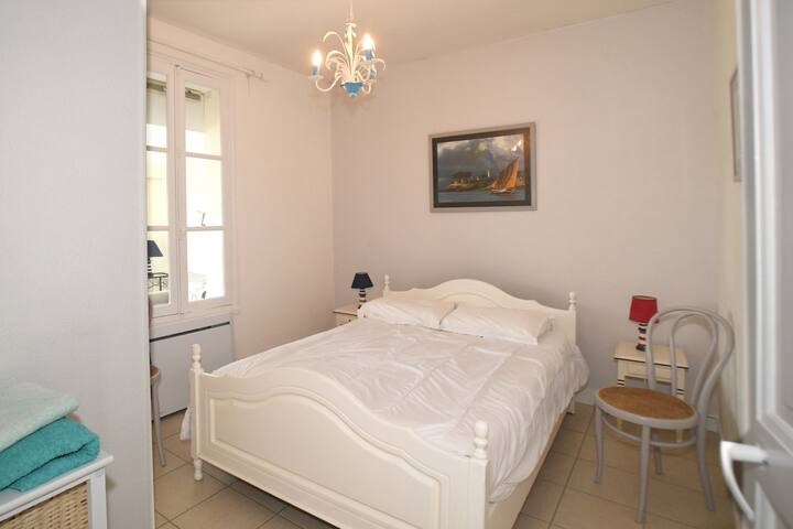 Habitación para dos personas, sábanas y ropa de cama.