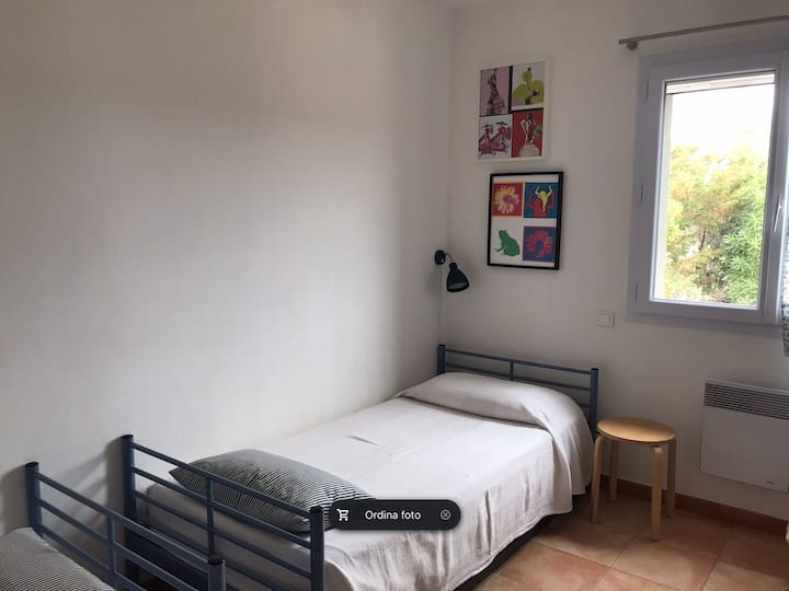 el tercer dormitorio con dos camas individuales.