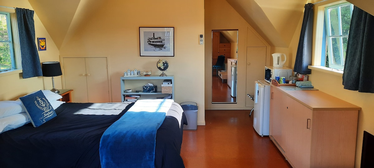 Successful Airbnb property: Sunny Private Studio in Broad Bay >The Anchorage< in Dunedin City