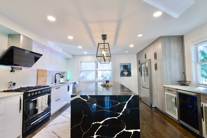 Lux Full House: Outdoor Paradise + FREE Parking! gallery image 5