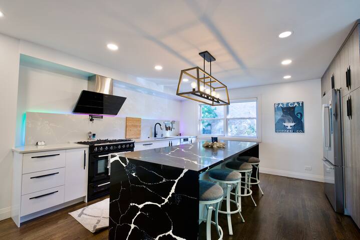 Lux Full House: Outdoor Paradise + FREE Parking! gallery image 3