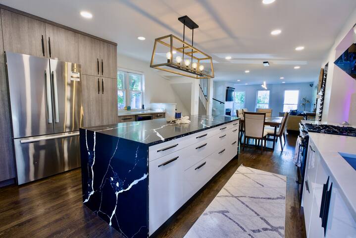 Lux Full House: Outdoor Paradise + FREE Parking! gallery image 2